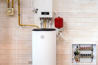 Máte bojler starší 2 let? Technik ukázal, jak z něj vypustit usazeniny a srazit účet za ohřev o třetinu